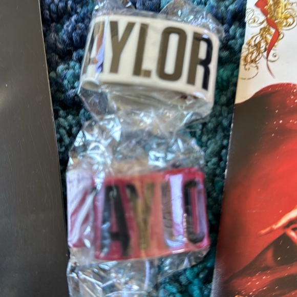 TAYLOR SWIFT Lot Programs Blanket VIP Cards Bracelets Bag Red Fearless Speak Now - Picture 7 of 13